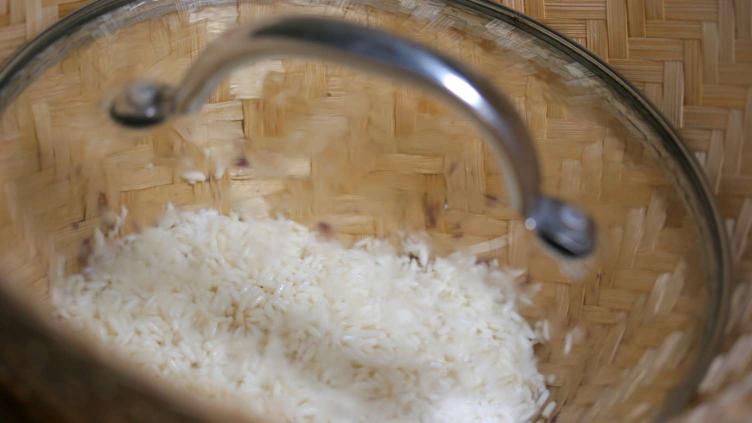 How to make sticky rice (without a bamboo basket steamer) - Simply Suwanee